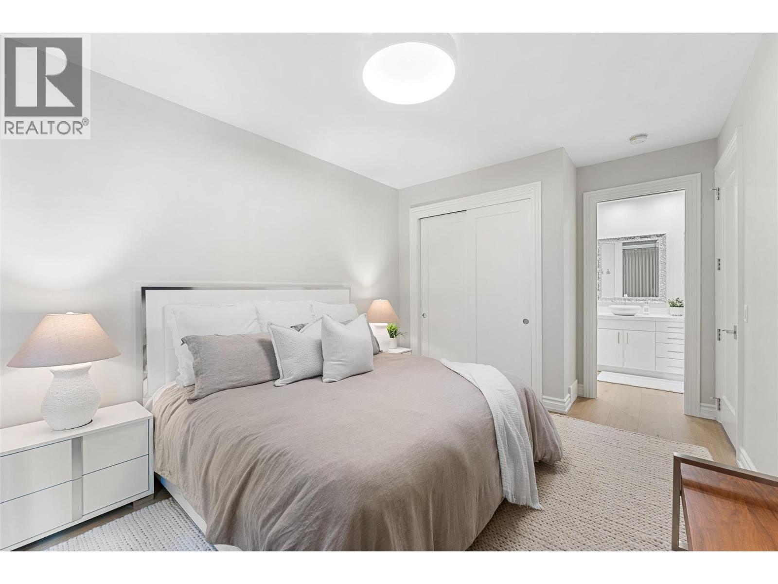2368 Abbott Street Unit# 9, Kelowna, BC - Indoor Photo Showing Bedroom