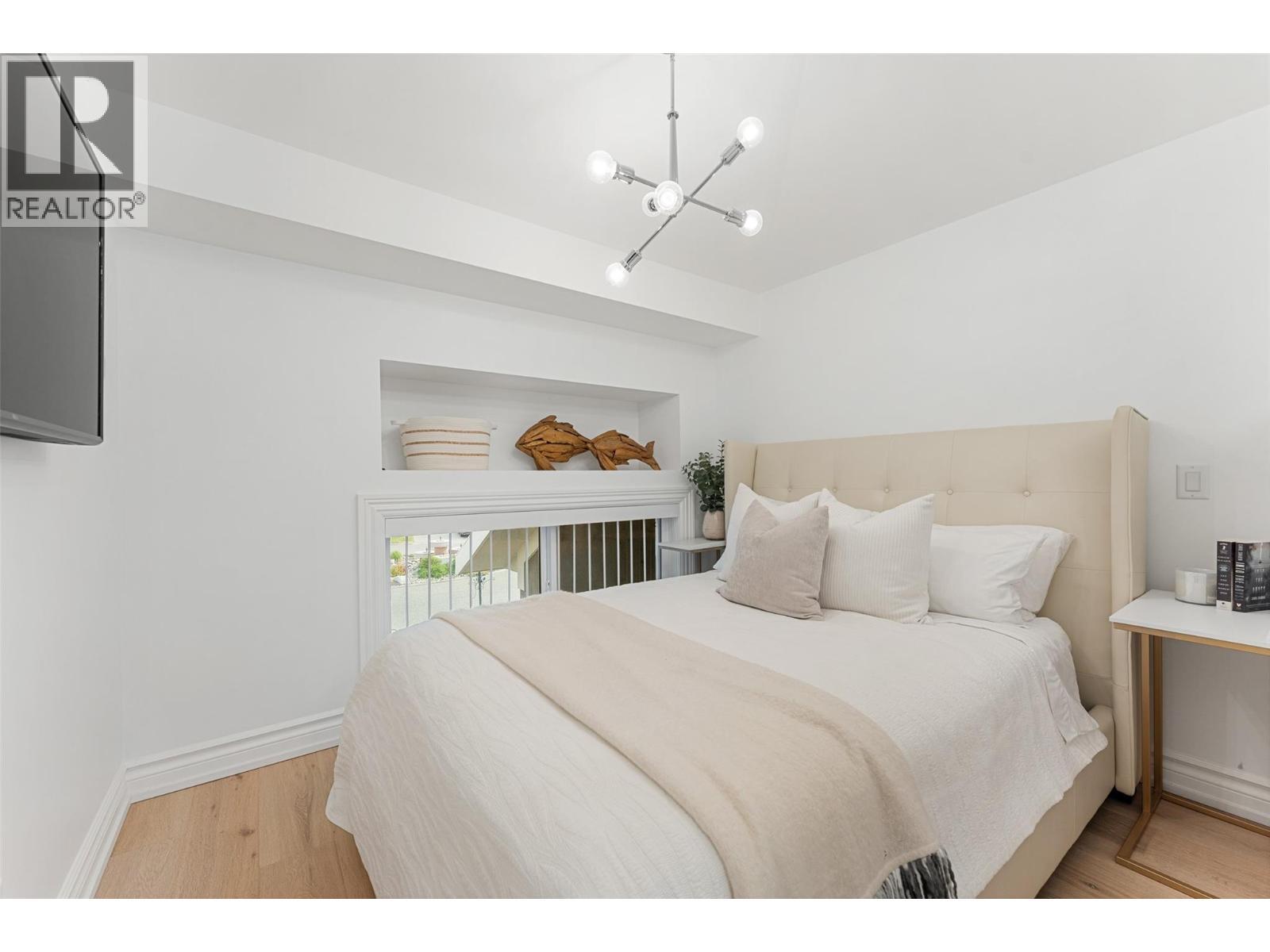 2368 Abbott Street Unit# 9, Kelowna, BC - Indoor Photo Showing Bedroom