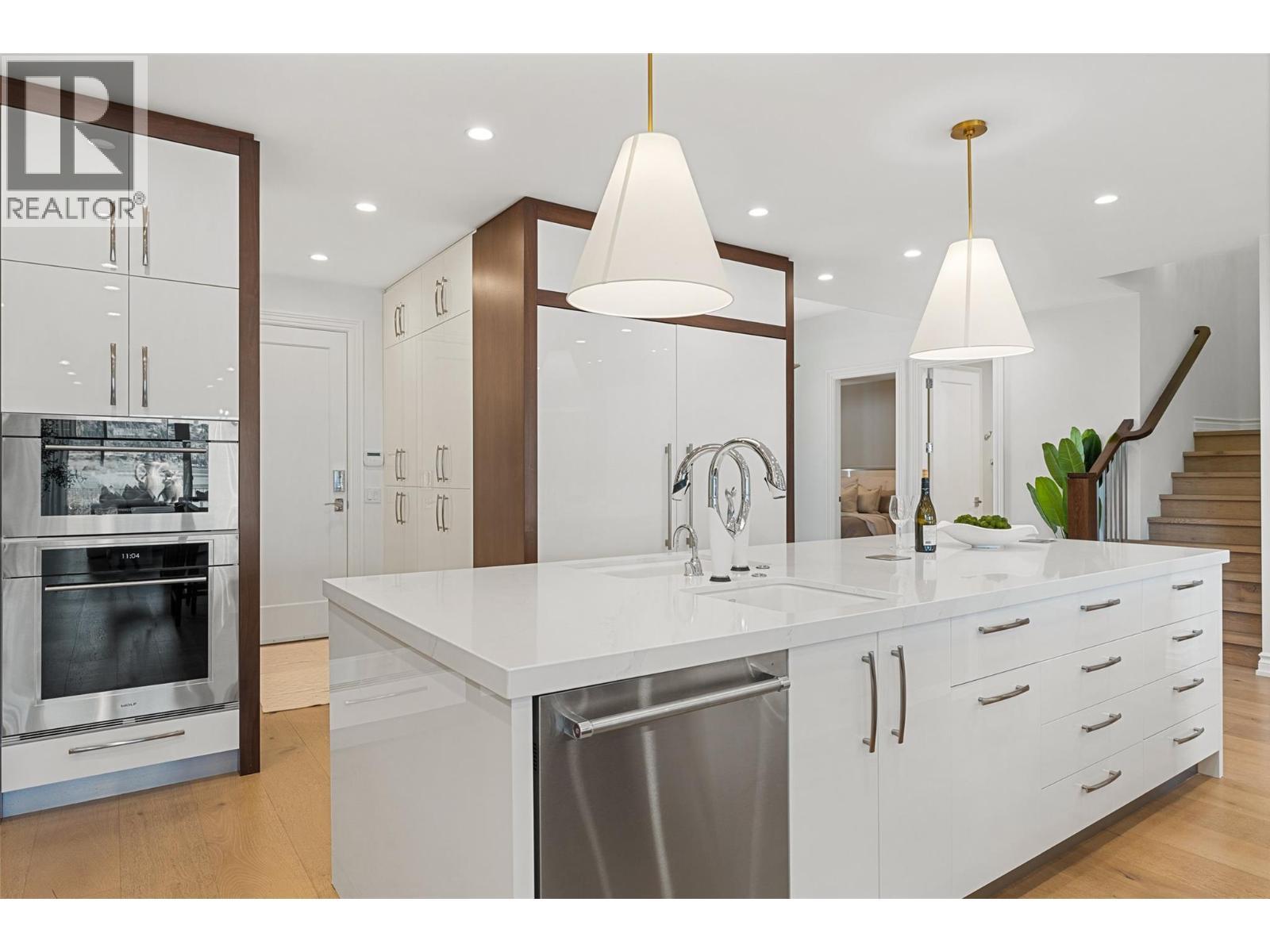 2368 Abbott Street Unit# 9, Kelowna, BC - Indoor Photo Showing Kitchen With Upgraded Kitchen