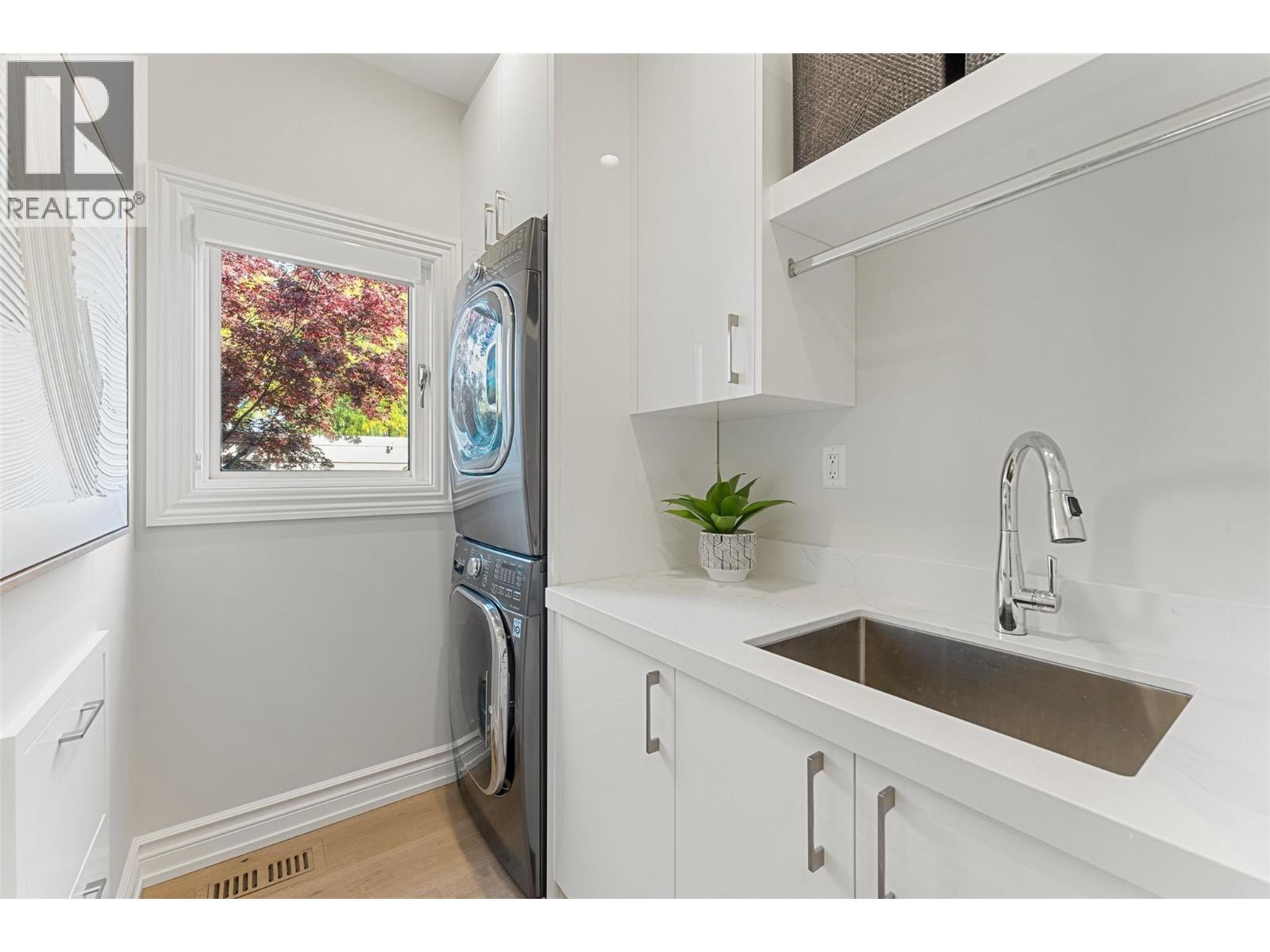 2368 Abbott Street Unit# 9, Kelowna, BC - Indoor Photo Showing Laundry Room