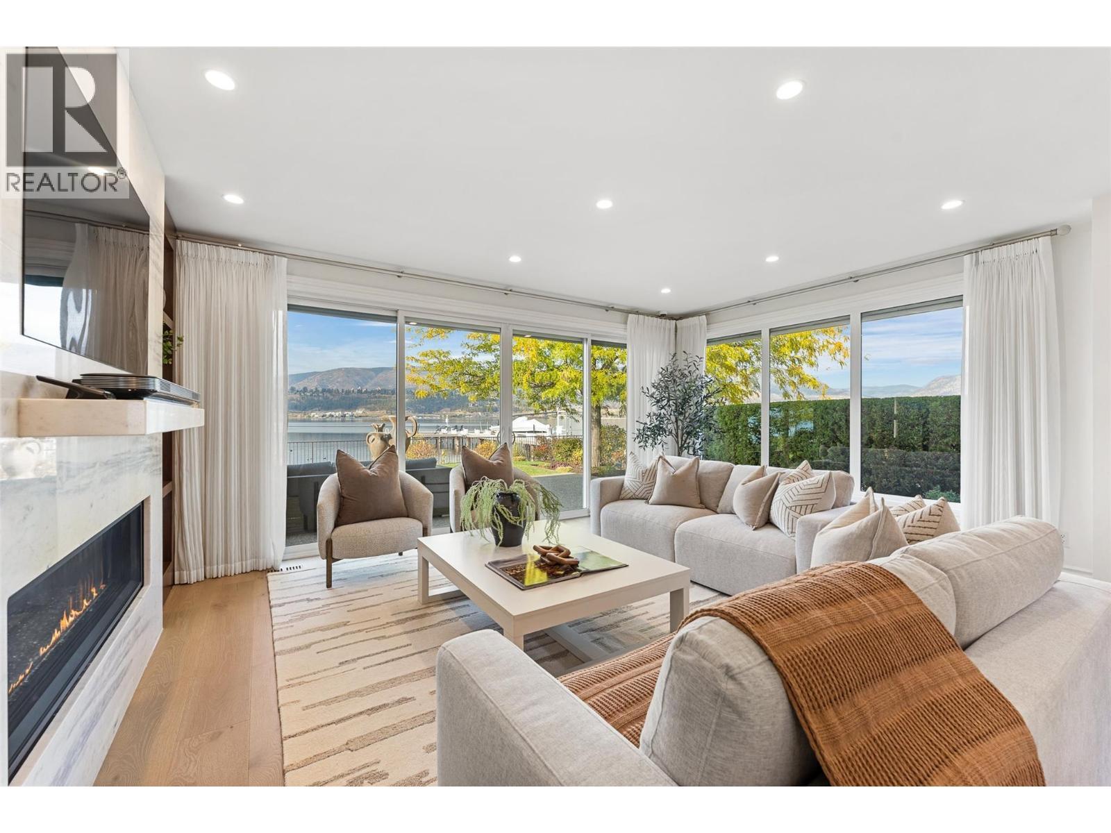 2368 Abbott Street Unit# 9, Kelowna, BC - Indoor Photo Showing Living Room With Fireplace