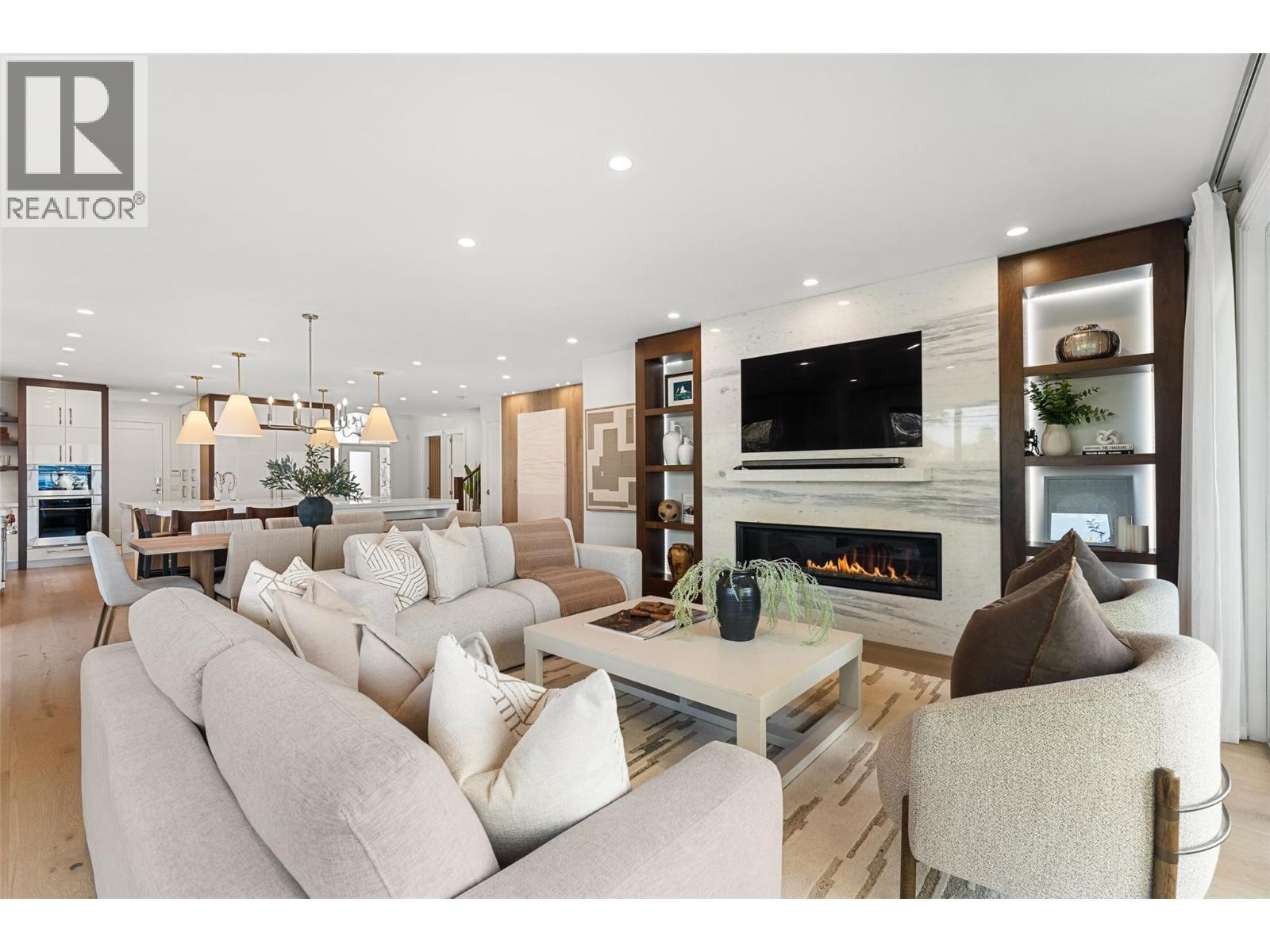 2368 Abbott Street Unit# 9, Kelowna, BC - Indoor Photo Showing Living Room With Fireplace