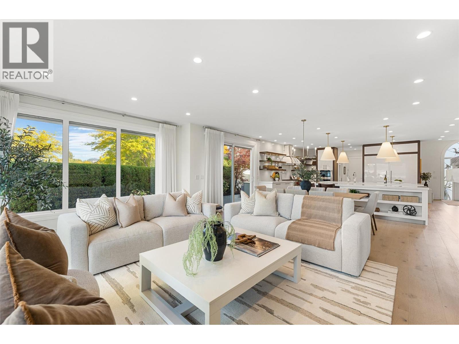 2368 Abbott Street Unit# 9, Kelowna, BC - Indoor Photo Showing Living Room