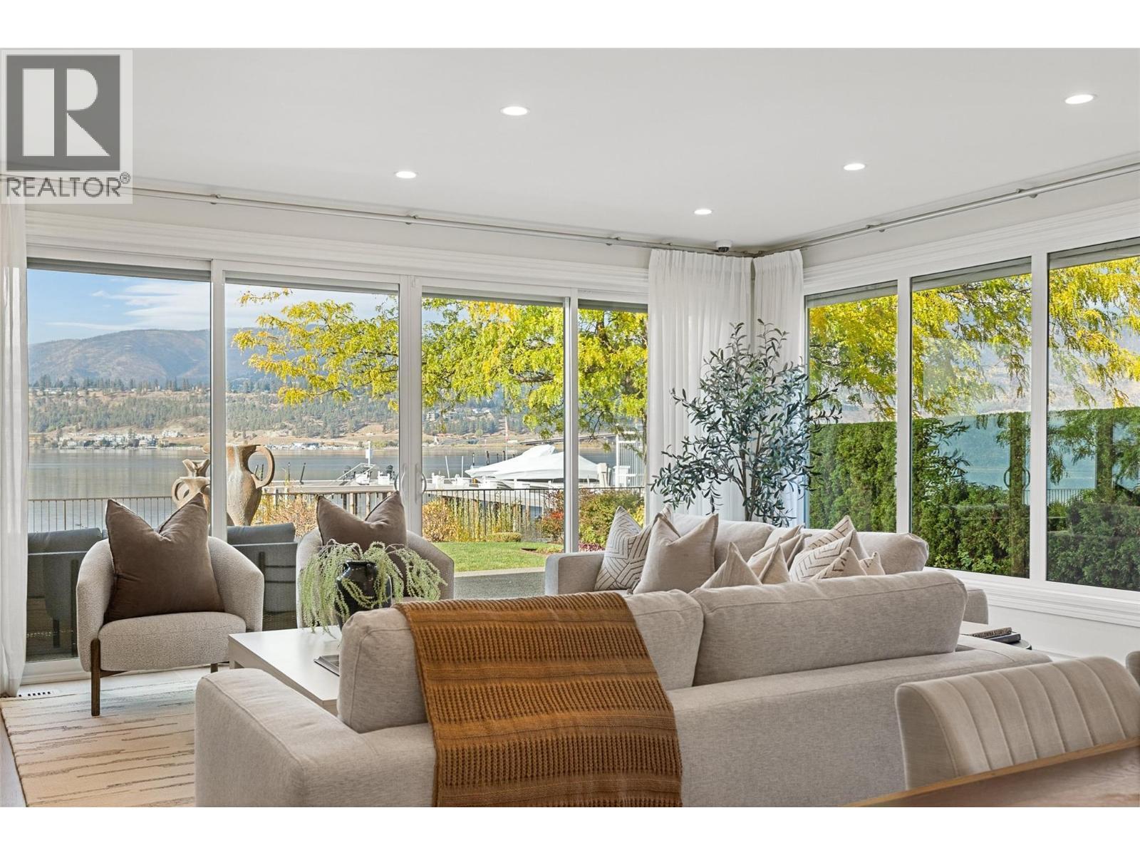 2368 Abbott Street Unit# 9, Kelowna, BC - Indoor Photo Showing Living Room