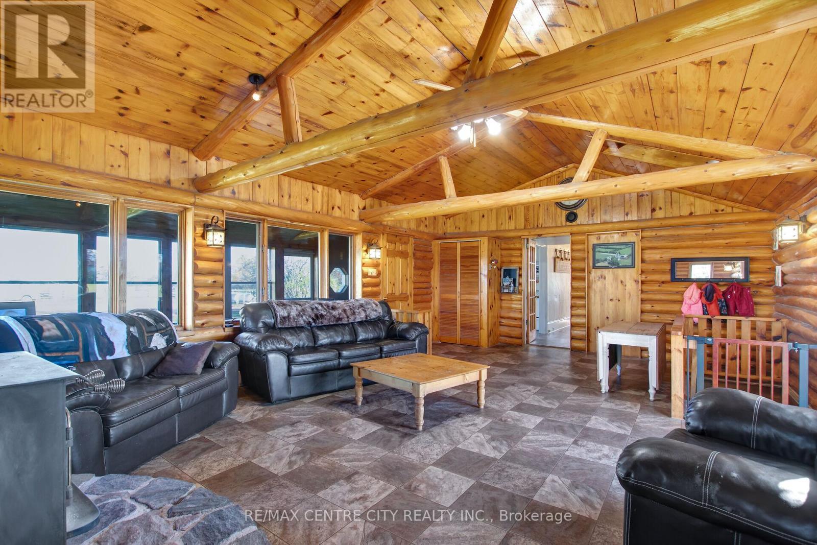 1048 Fifth Line, Selwyn, ON - Indoor Photo Showing Living Room