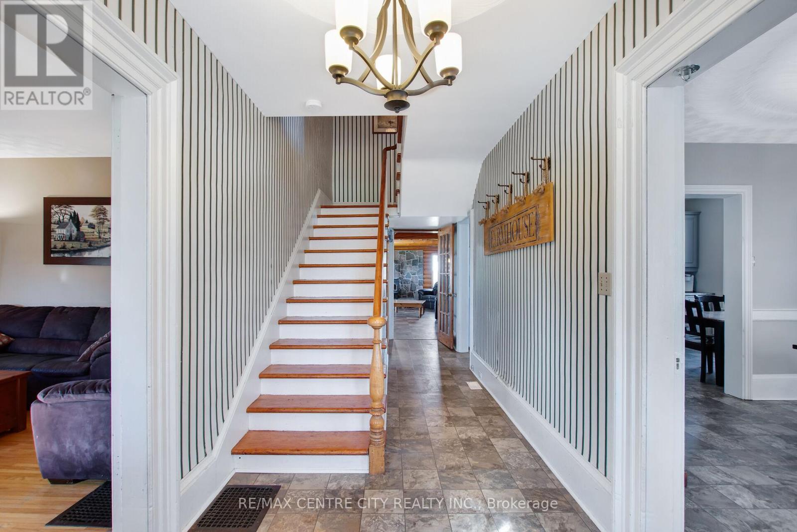 1048 Fifth Line, Selwyn, ON - Indoor Photo Showing Other Room