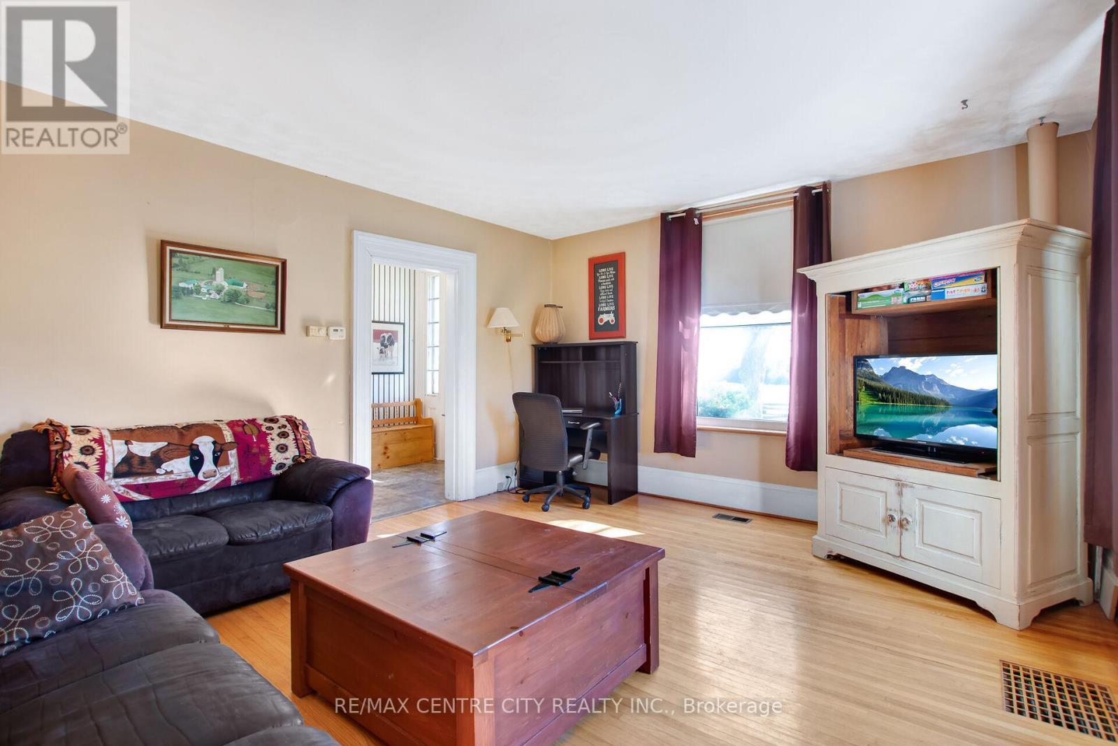 1048 Fifth Line, Selwyn, ON - Indoor Photo Showing Living Room
