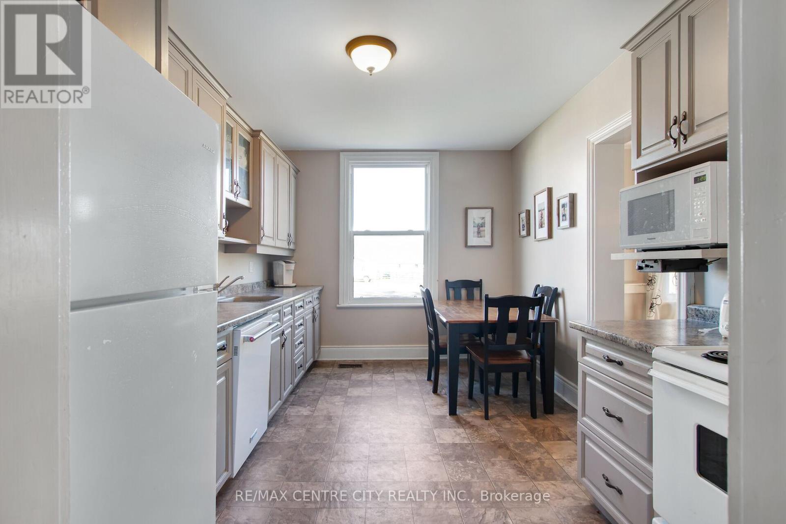 1048 Fifth Line, Selwyn, ON - Indoor Photo Showing Kitchen