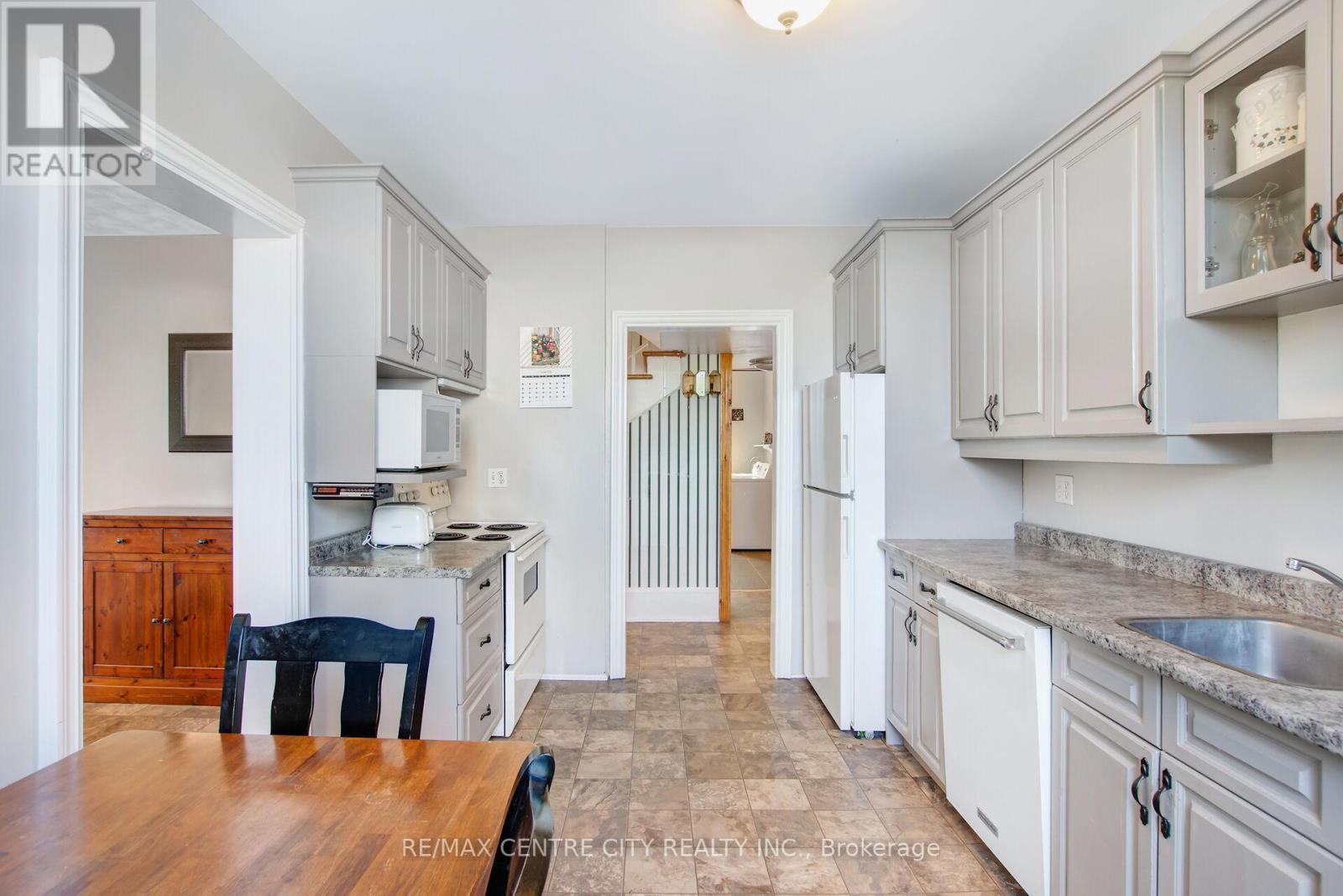 1048 Fifth Line, Selwyn, ON - Indoor Photo Showing Kitchen