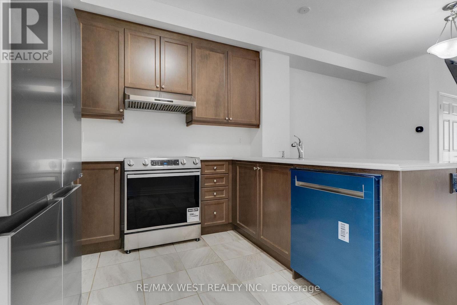 23 Circus Crescent, Brampton, ON - Indoor Photo Showing Kitchen