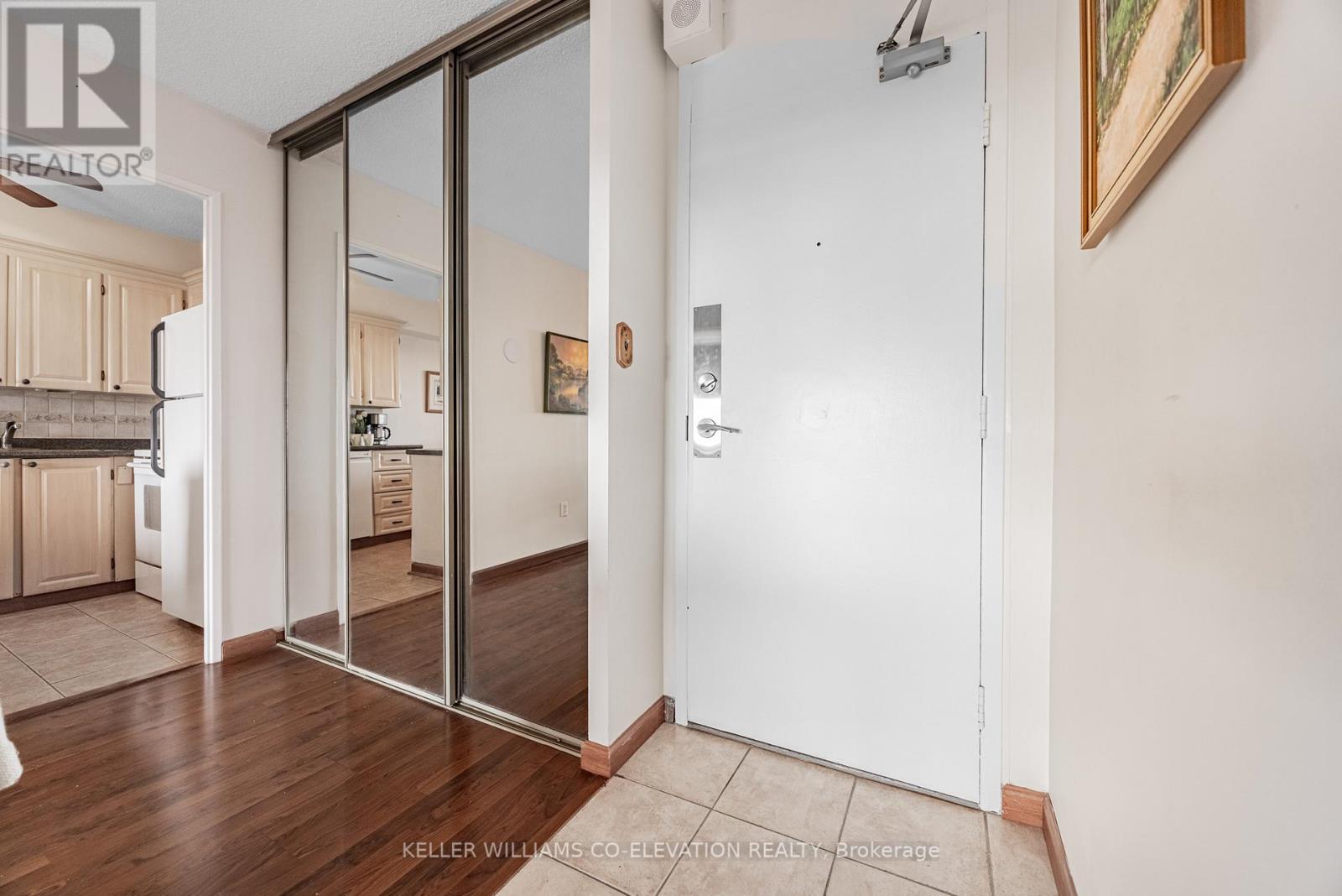 Elegant Oversized Mirrored Closet - 1306 - 260 Scarlett Road, Toronto, ON - Indoor