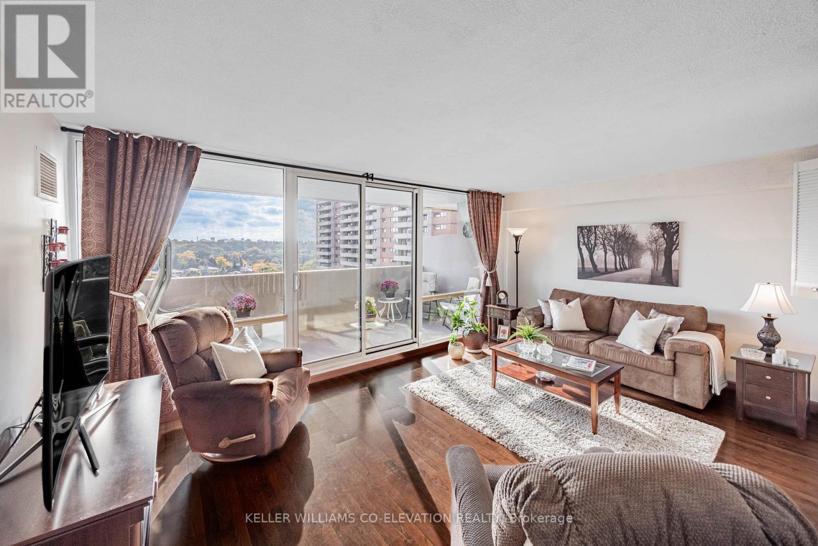 Gigantic Sunken Living Room - 1306 - 260 Scarlett Road, Toronto, ON - Indoor Photo Showing Living Room