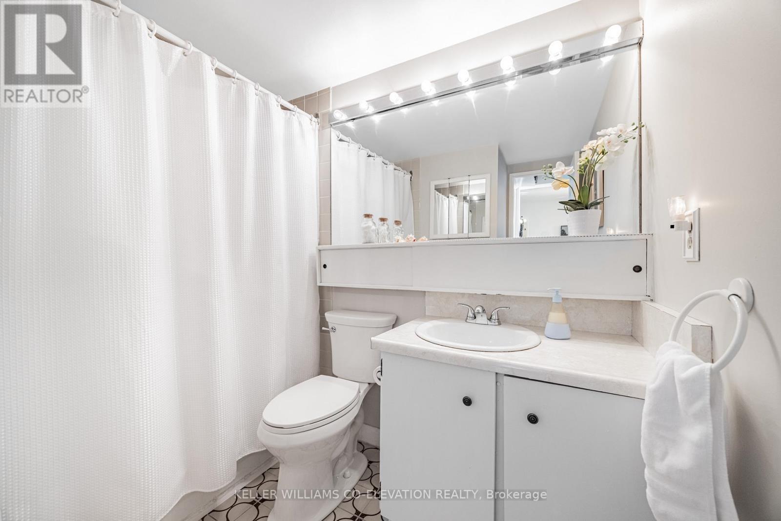 Updated 4-Pc Washroom With Easy-Access Tub/Shower - 1306 - 260 Scarlett Road, Toronto, ON - Indoor Photo Showing Bathroom