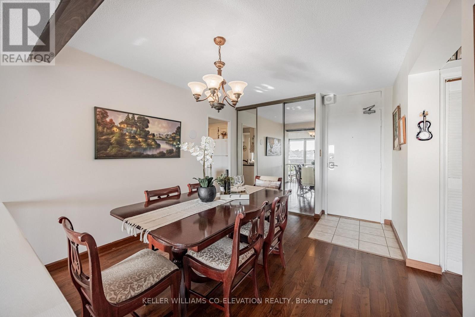 Entertain In Style - 1306 - 260 Scarlett Road, Toronto, ON - Indoor Photo Showing Dining Room