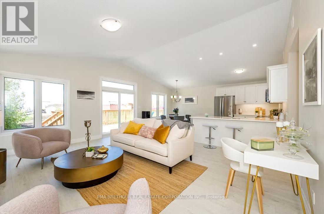 21 Bluffs View Boulevard, Ashfield-Colborne-Wawanosh, ON - Indoor Photo Showing Living Room