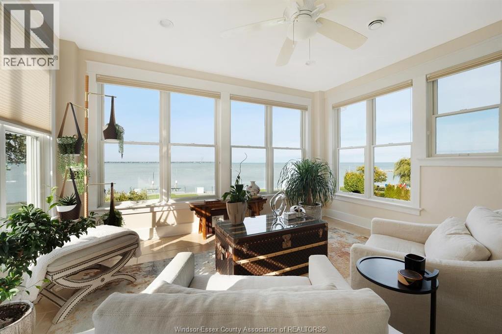 11770 Riverside Drive, Windsor, ON - Indoor Photo Showing Living Room