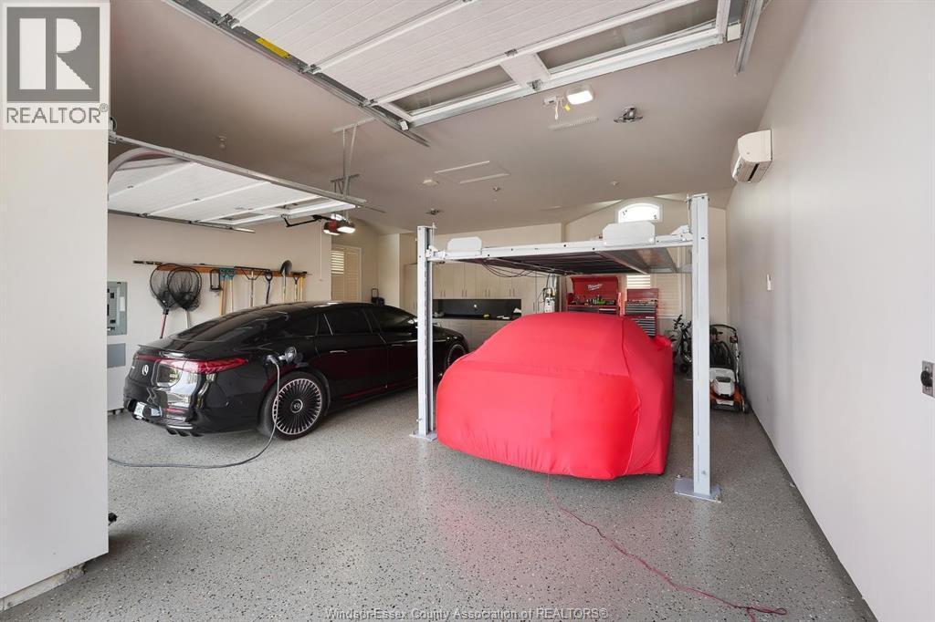 11770 Riverside Drive, Windsor, ON - Indoor Photo Showing Garage