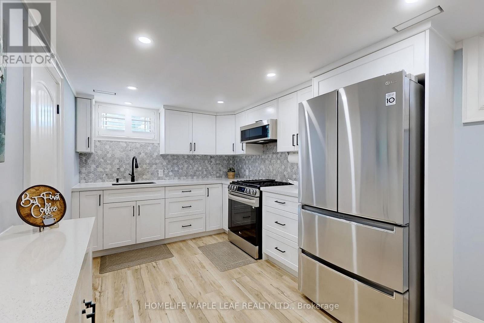 62 Montrose Avenue, Hamilton, ON - Indoor Photo Showing Kitchen With Upgraded Kitchen