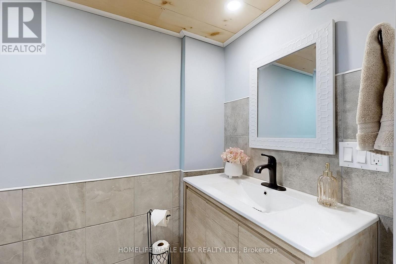 62 Montrose Avenue, Hamilton, ON - Indoor Photo Showing Bathroom