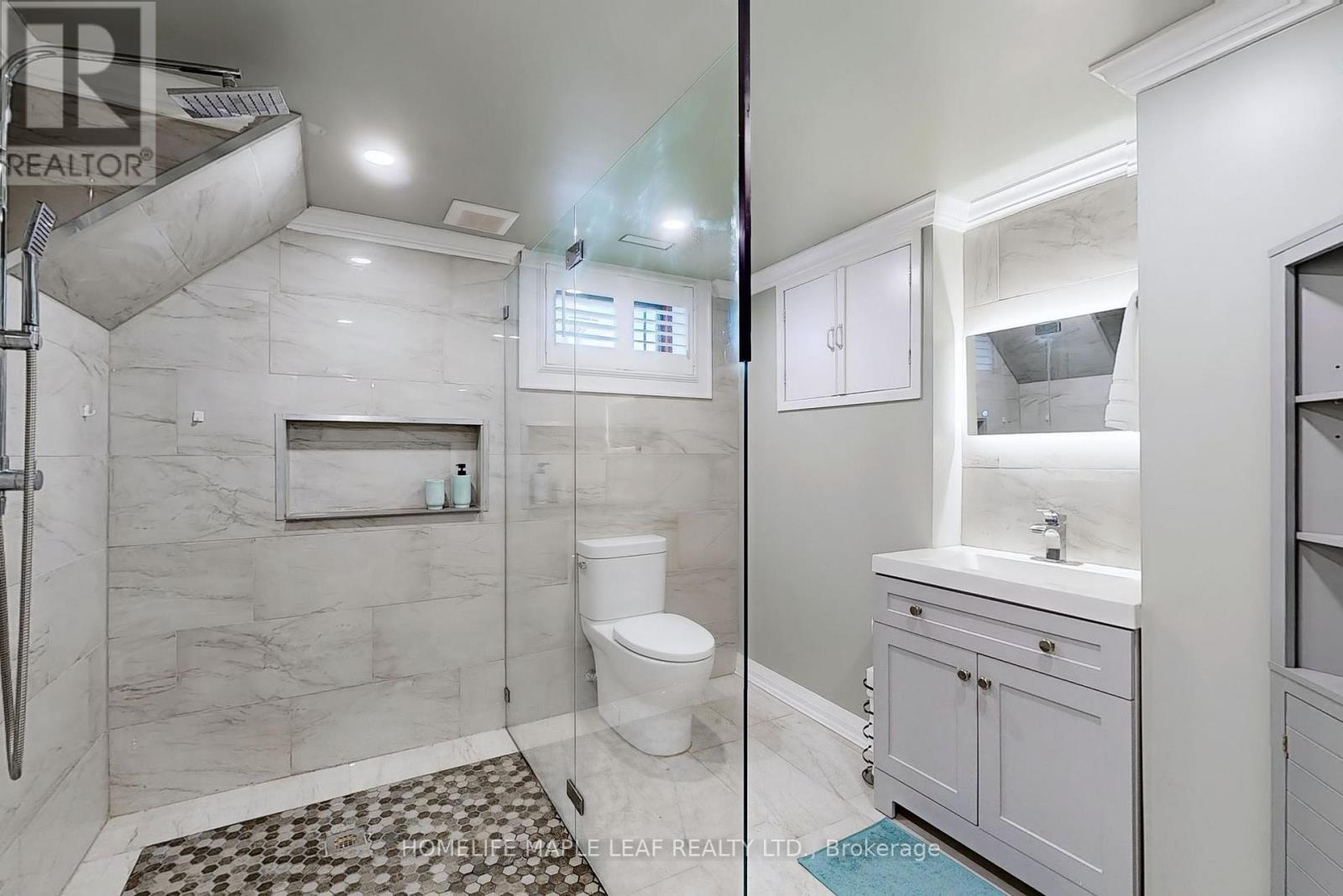 62 Montrose Avenue, Hamilton, ON - Indoor Photo Showing Bathroom