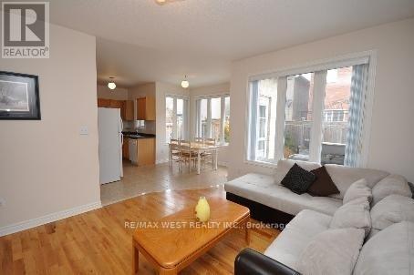 571 Vellore Woods Boulevard, Vaughan, ON - Indoor Photo Showing Living Room