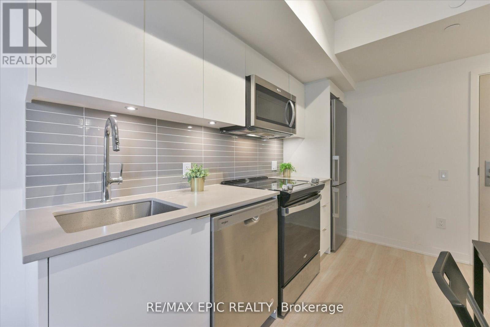622 - 500 Wilson Avenue, Toronto, ON - Indoor Photo Showing Kitchen With Upgraded Kitchen