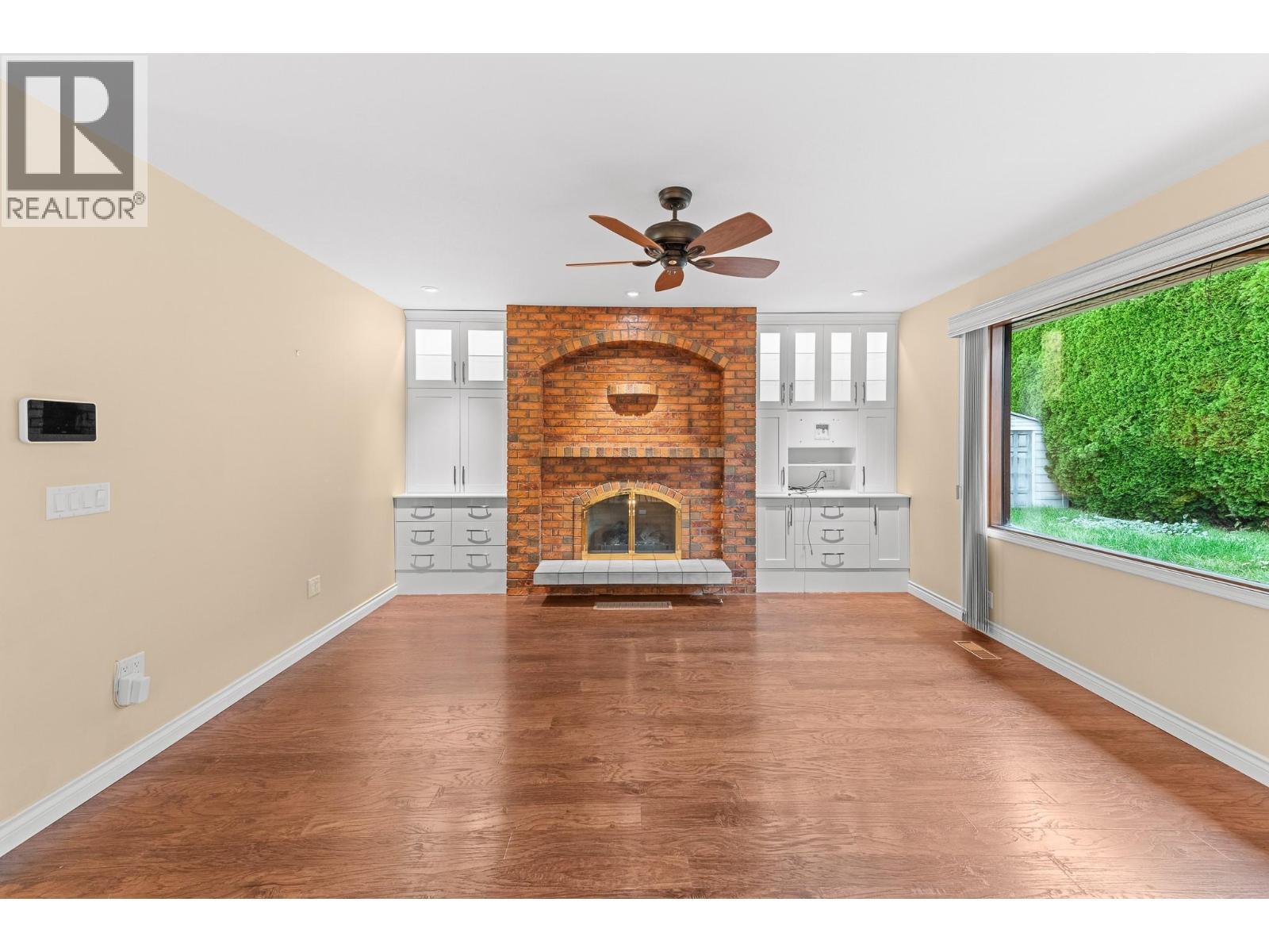 1660 Sonora Drive, Kelowna, BC - Indoor With Fireplace