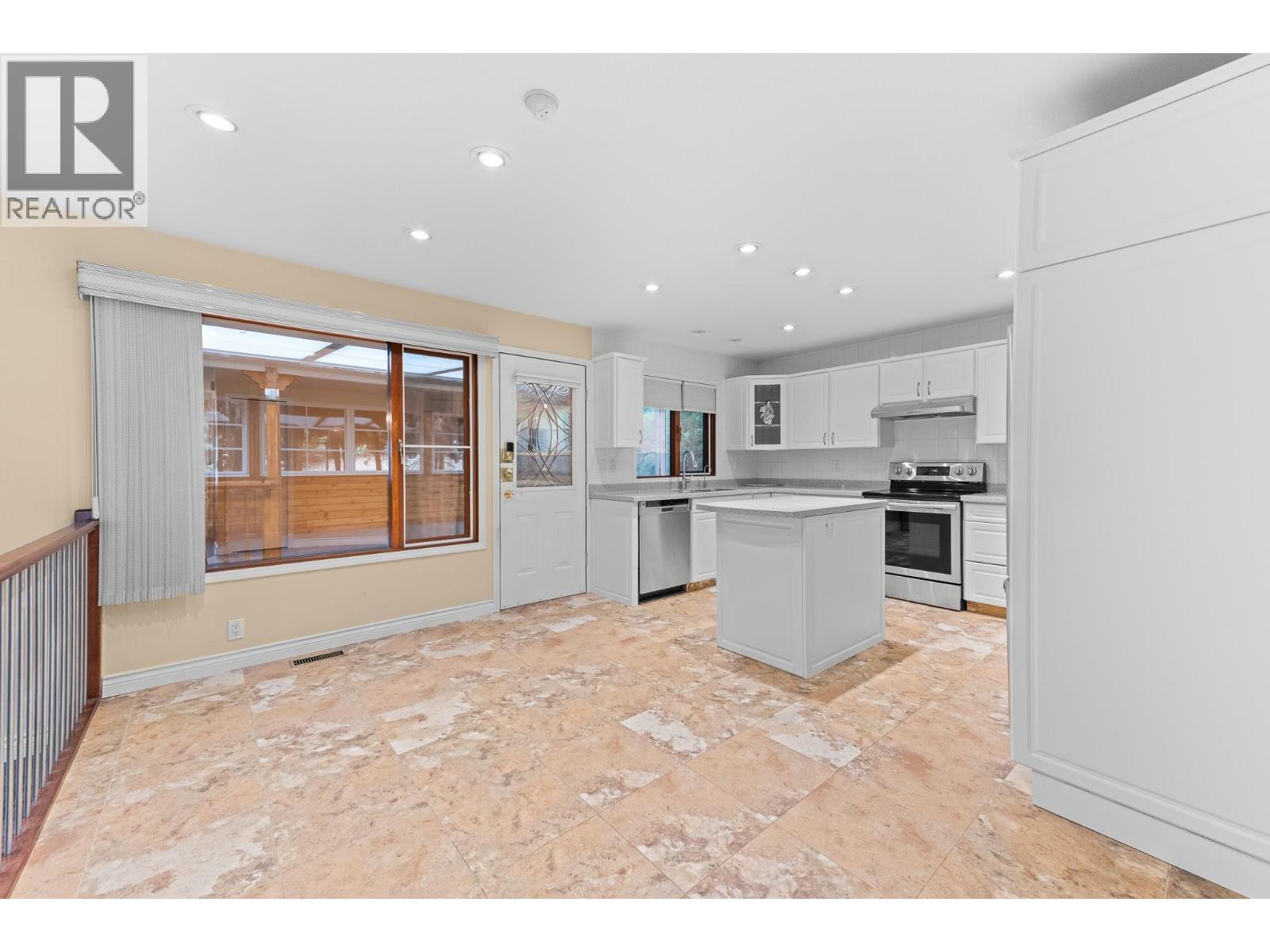 1660 Sonora Drive, Kelowna, BC - Indoor Photo Showing Kitchen