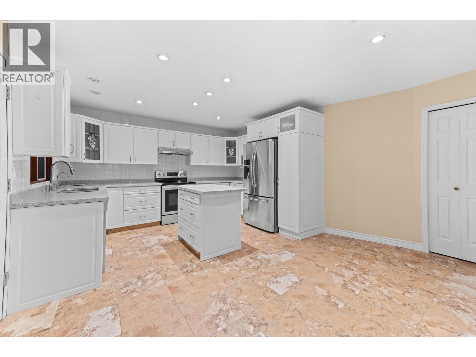 1660 Sonora Drive, Kelowna, BC - Indoor Photo Showing Kitchen