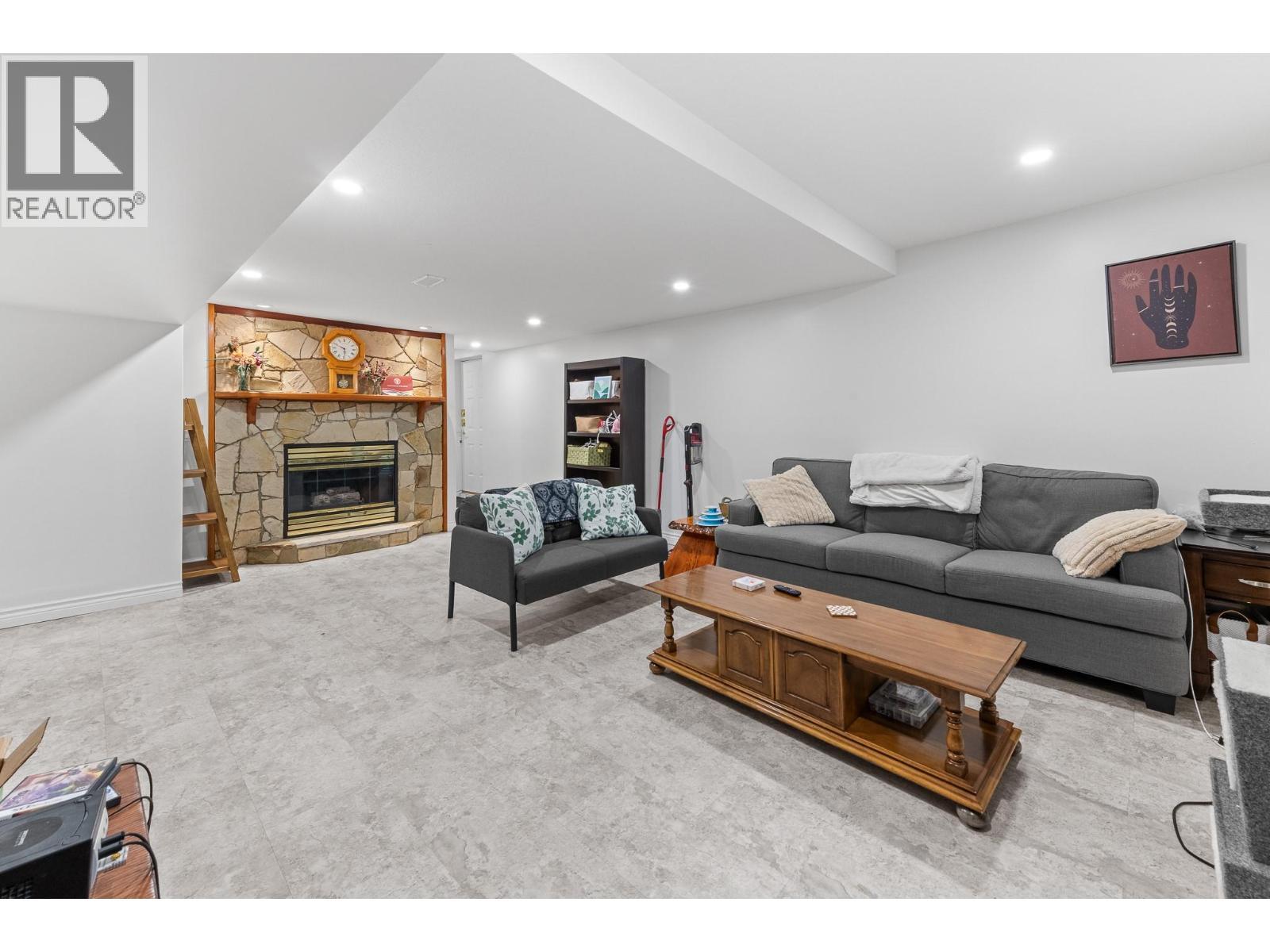1660 Sonora Drive, Kelowna, BC - Indoor Photo Showing Living Room With Fireplace