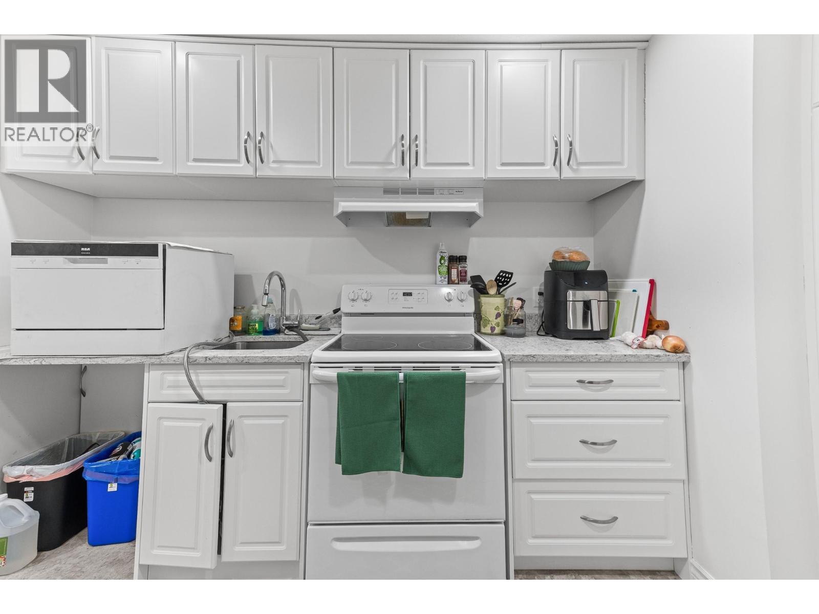 1660 Sonora Drive, Kelowna, BC - Indoor Photo Showing Laundry Room