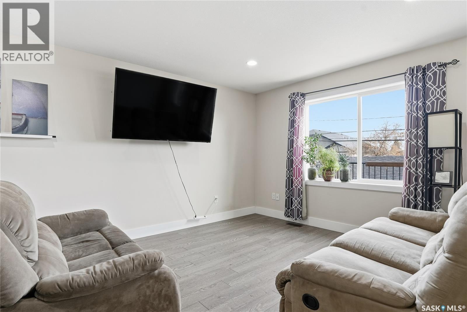 5 29 1St Avenue N, Martensville, SK - Indoor Photo Showing Living Room