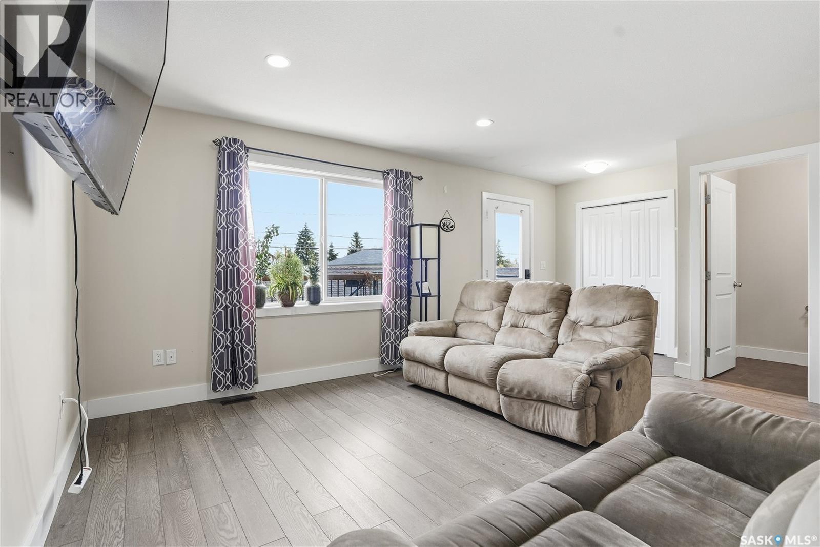 5 29 1St Avenue N, Martensville, SK - Indoor Photo Showing Living Room