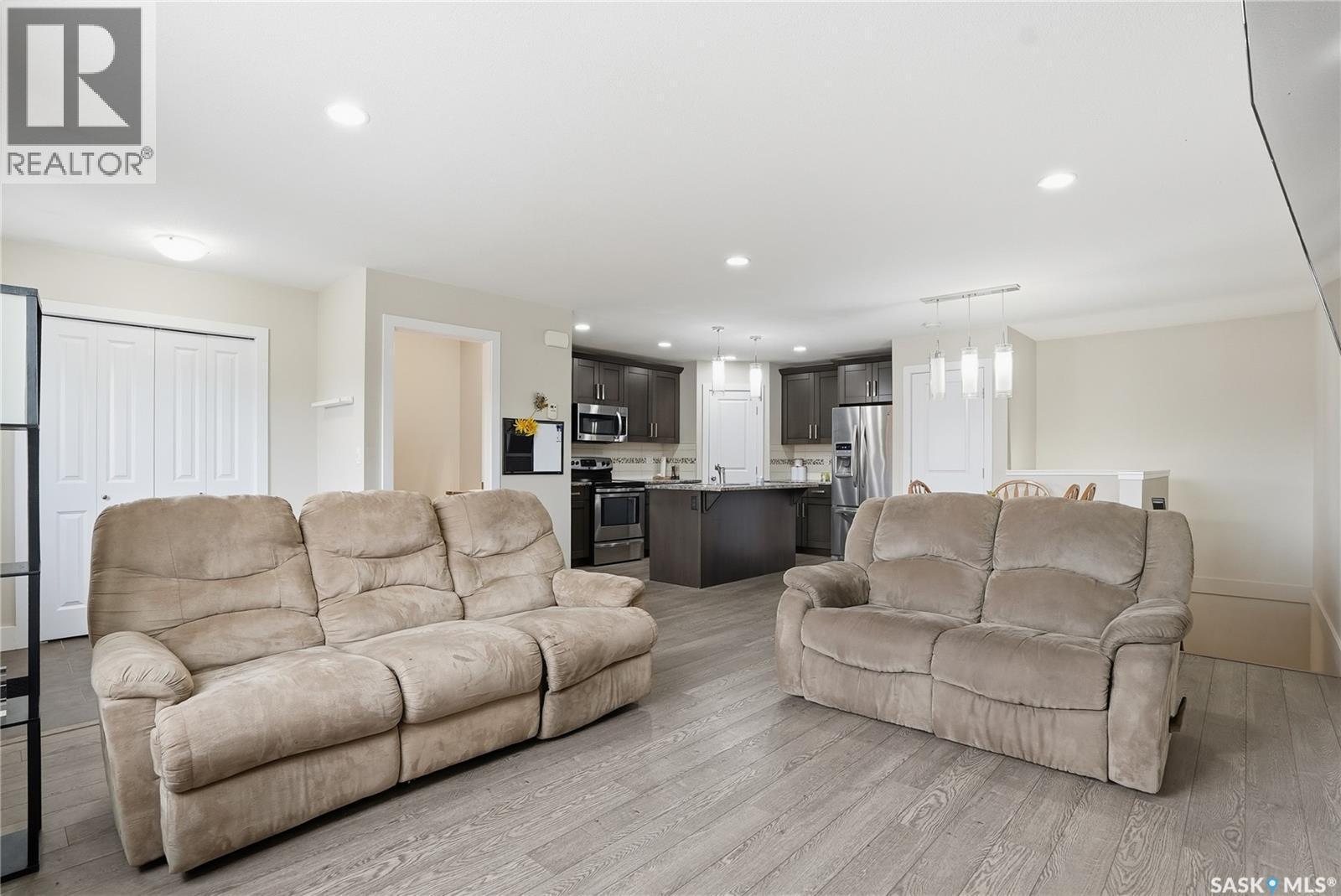 5 29 1St Avenue N, Martensville, SK - Indoor Photo Showing Living Room