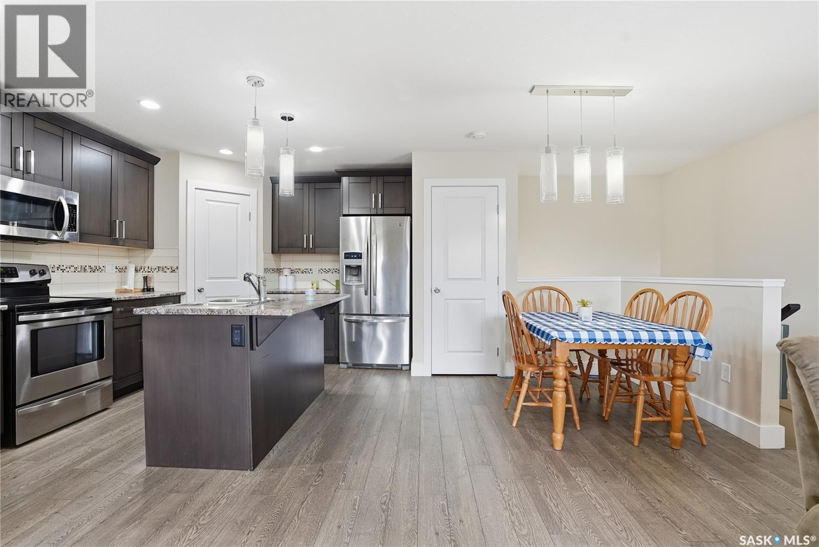 5 29 1St Avenue N, Martensville, SK - Indoor Photo Showing Kitchen With Upgraded Kitchen