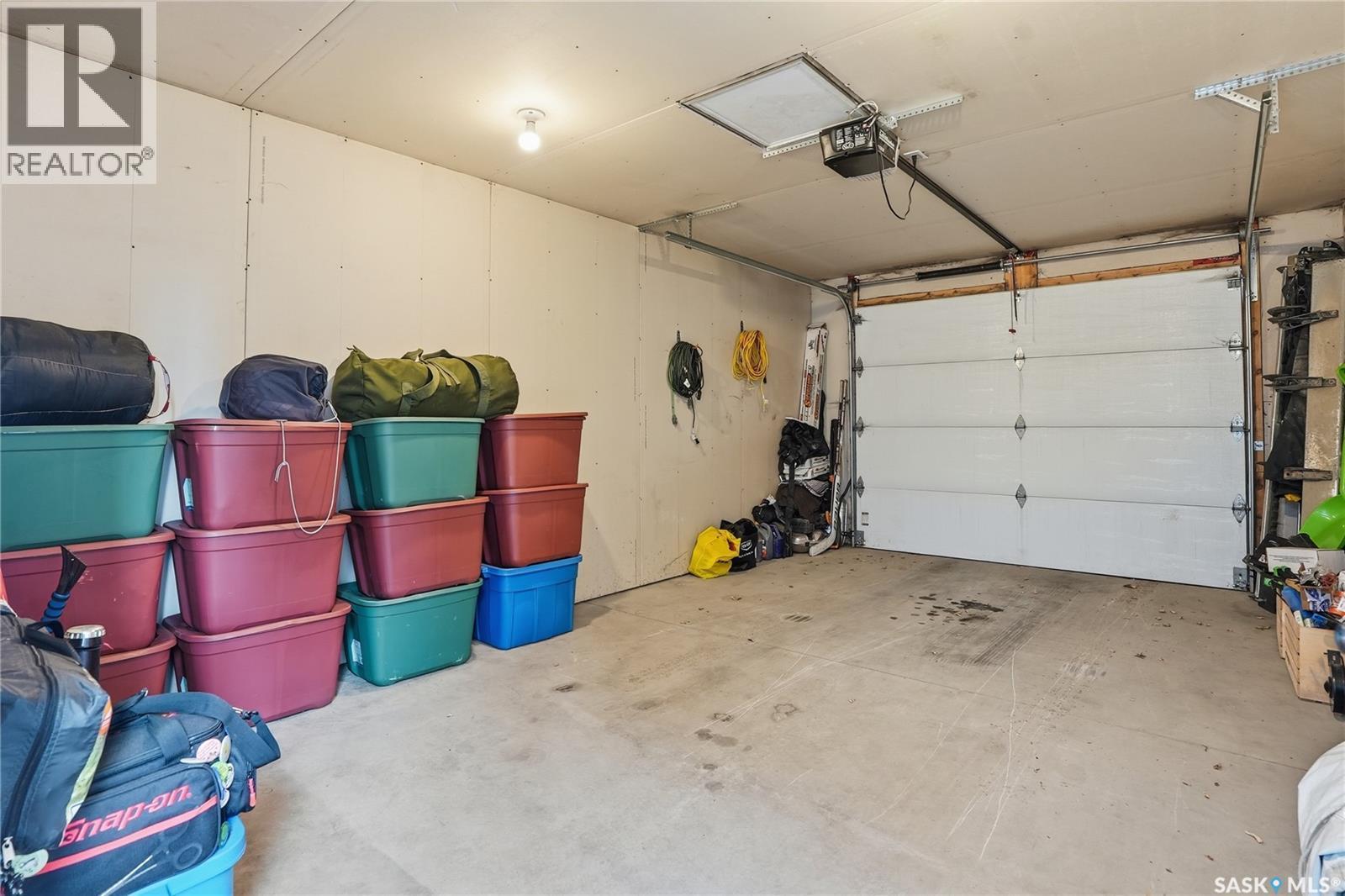 5 29 1St Avenue N, Martensville, SK - Indoor Photo Showing Garage