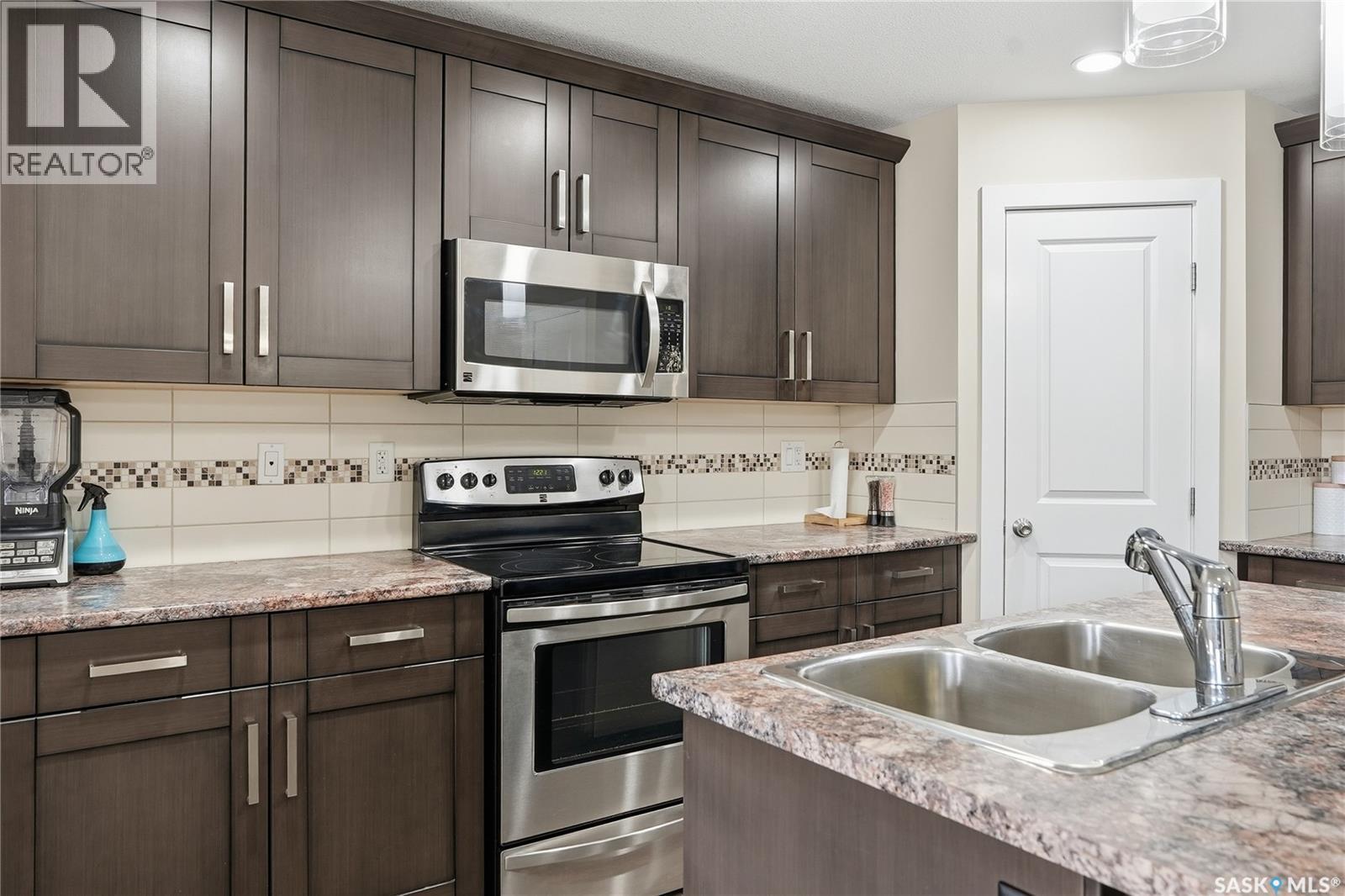 5 29 1St Avenue N, Martensville, SK - Indoor Photo Showing Kitchen With Double Sink With Upgraded Kitchen