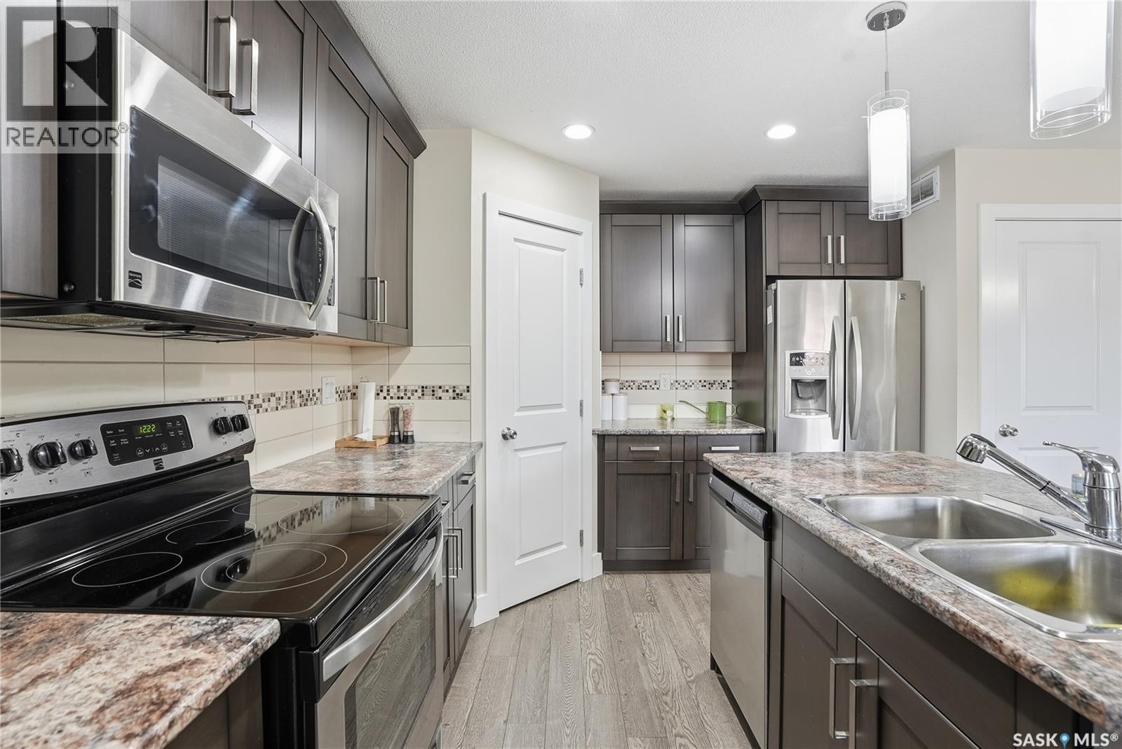 5 29 1St Avenue N, Martensville, SK - Indoor Photo Showing Kitchen With Double Sink With Upgraded Kitchen
