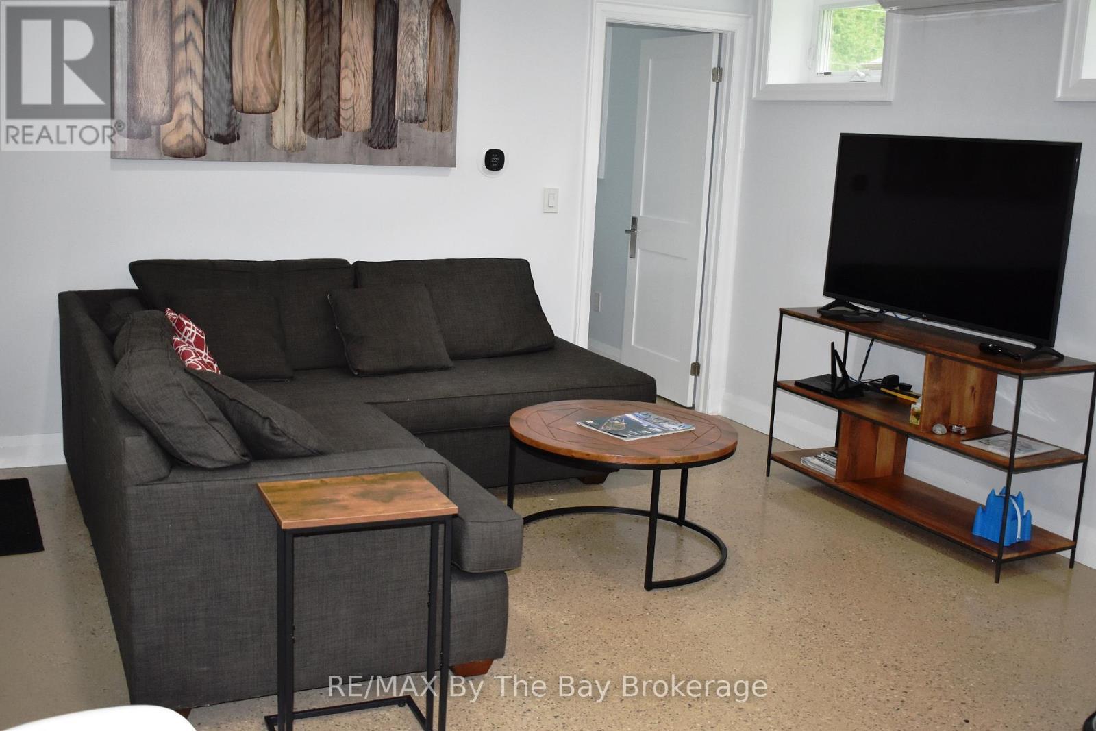 #1 - 1054 Lawson Road, Tiny, ON - Indoor Photo Showing Living Room