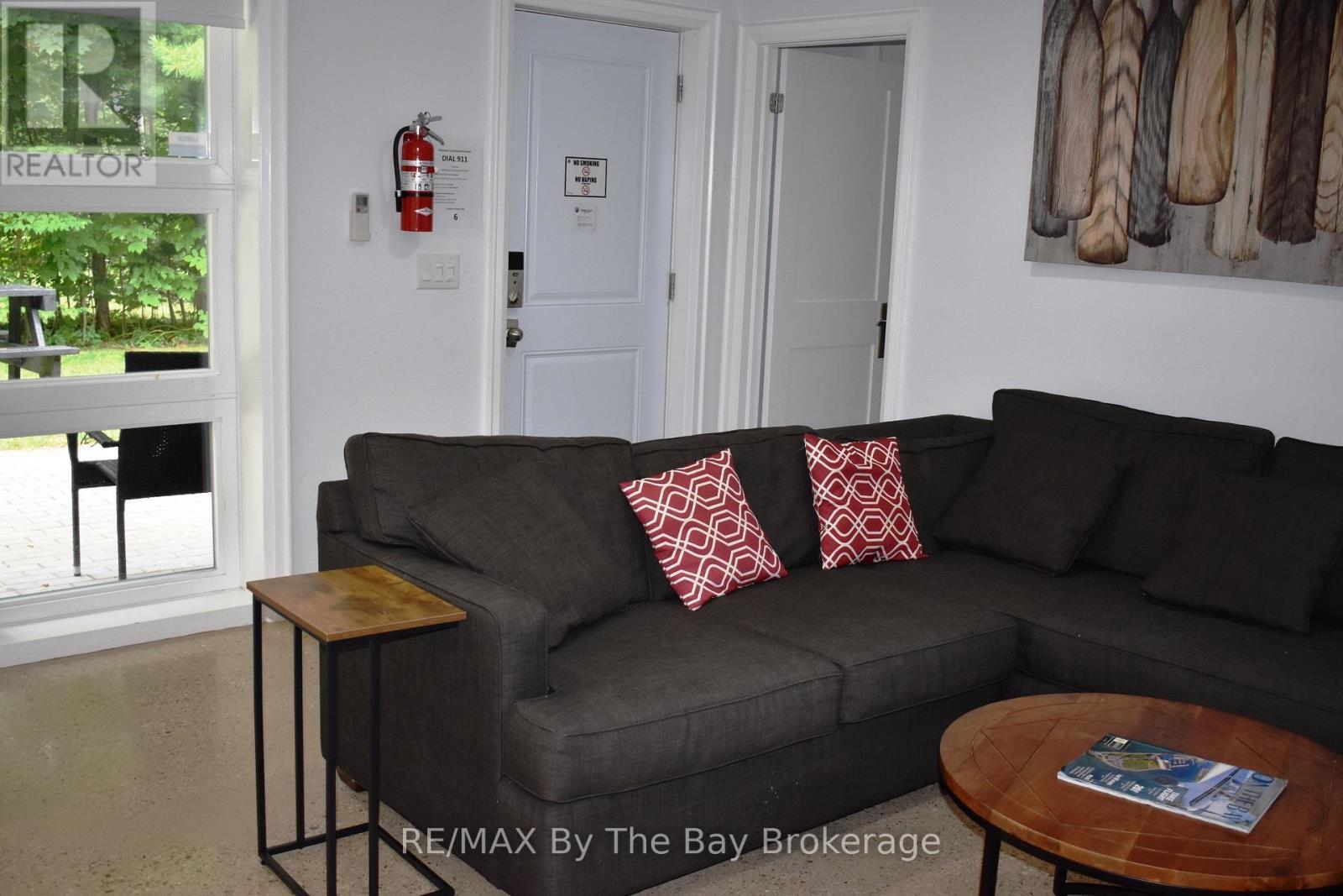 #1 - 1054 Lawson Road, Tiny, ON - Indoor Photo Showing Living Room