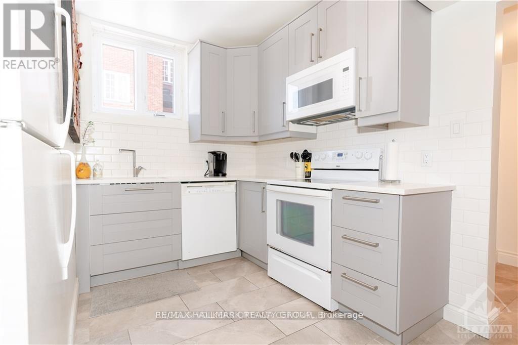 1A - 180 Augusta Street, Ottawa, ON - Indoor Photo Showing Kitchen