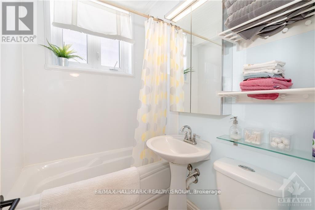 1A - 180 Augusta Street, Ottawa, ON - Indoor Photo Showing Bathroom