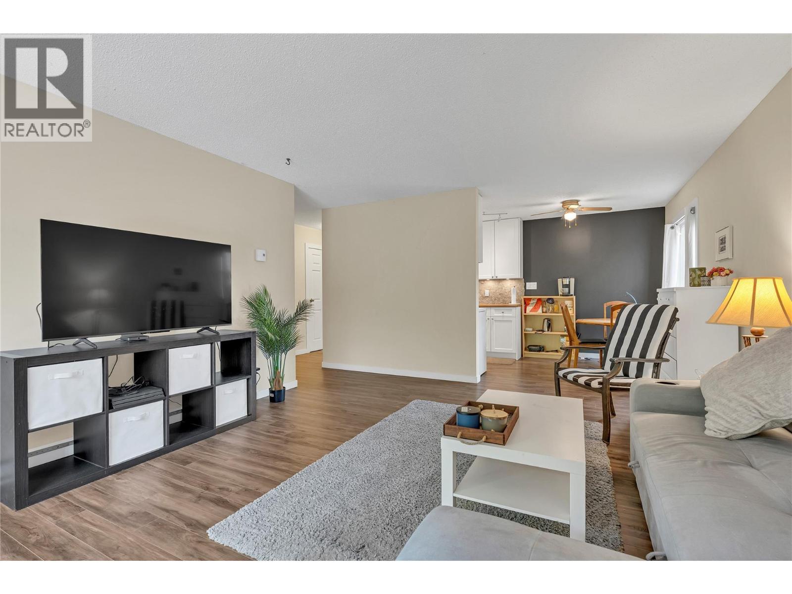 110 Skaha Place Unit# 310, Penticton, BC - Indoor Photo Showing Living Room