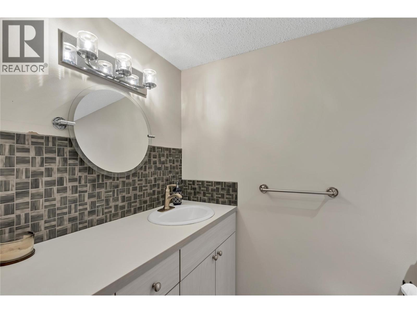 110 Skaha Place Unit# 310, Penticton, BC - Indoor Photo Showing Bathroom