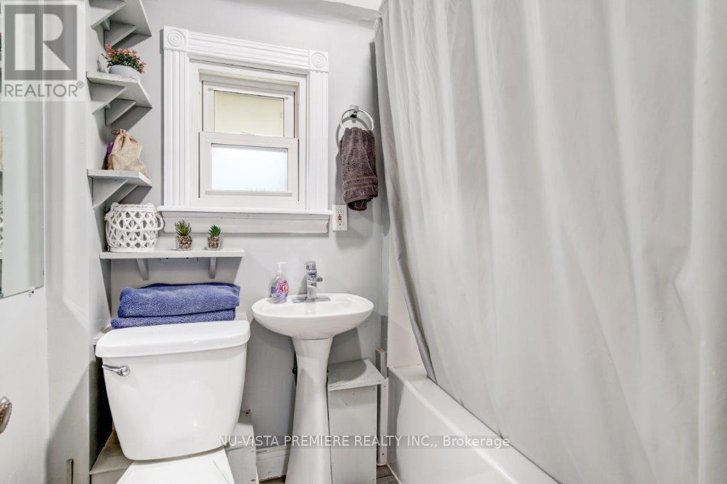 9 Sycamore Street, London East (East M), ON - Indoor Photo Showing Bathroom