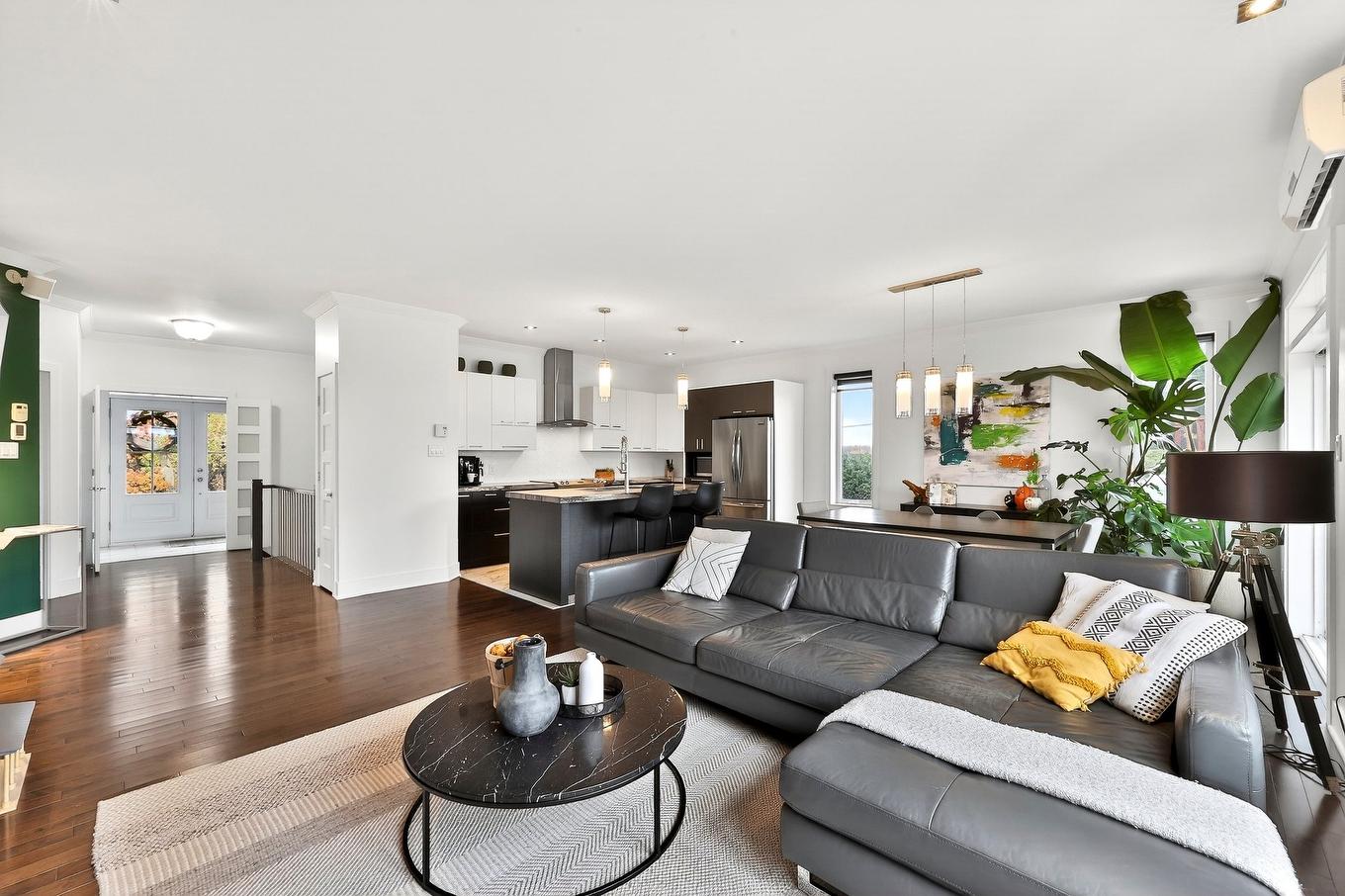 Overall view - 12115 Rue Paul-Sauvé, Mirabel, QC - Indoor Photo Showing Living Room