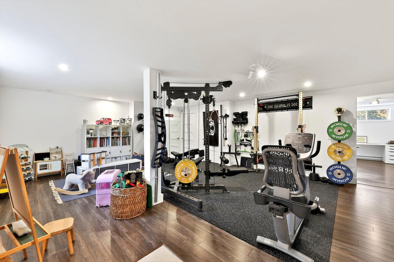 Family room - 12115 Rue Paul-Sauvé, Mirabel, QC - Indoor Photo Showing Gym Room