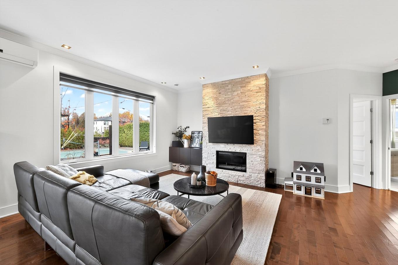 Living room - 12115 Rue Paul-Sauvé, Mirabel, QC - Indoor Photo Showing Living Room With Fireplace