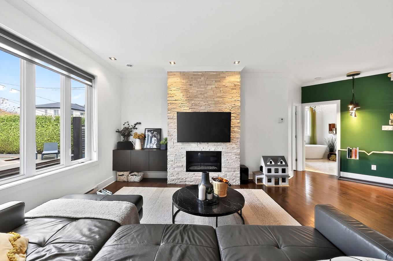 Living room - 12115 Rue Paul-Sauvé, Mirabel, QC - Indoor Photo Showing Living Room With Fireplace