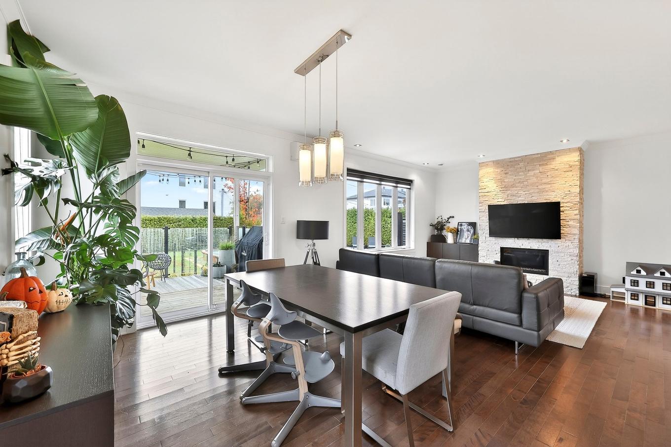 Dining room - 12115 Rue Paul-Sauvé, Mirabel, QC - Indoor With Fireplace